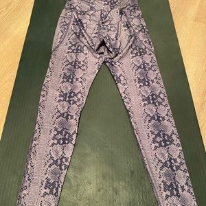 Adrienne Vittadini sport leggings, purple snake skin, pockets on both hips